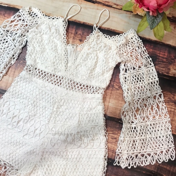 << White Crochet Lace Deep V BellSleeve Romper >> - Picture 3 of 8